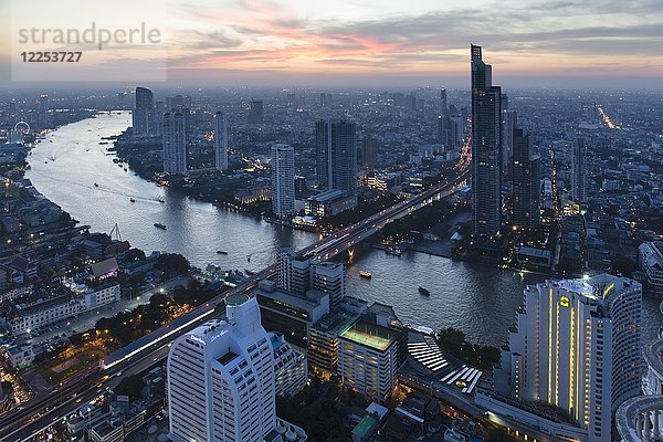 Blick vom Lebua State Tower auf den Chao Phraya River  Brücke nach Khlong San  Abenddämmerung  Bang Rak District  Bangkok  Thailand  Asien
