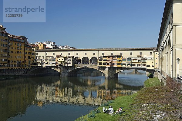 Ponte Vecchio  Brücke über den Fluss Arno  Florenz  Italien  Europa