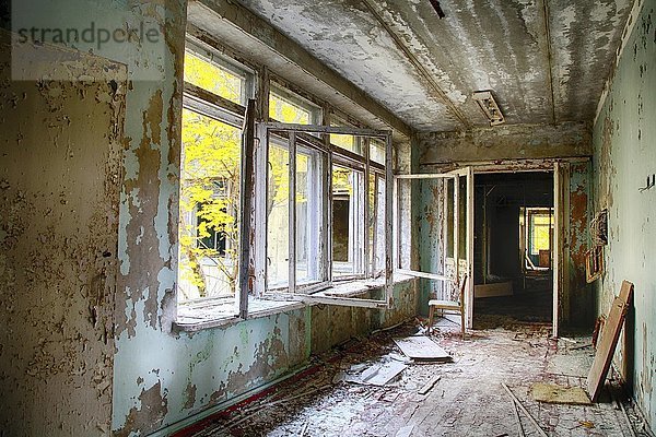 Zerstörtes Gebäude  Geisterstadt Prypjat in der Region Tschernobyl  Prypjat  Oblast Kiew  Ukraine  Europa