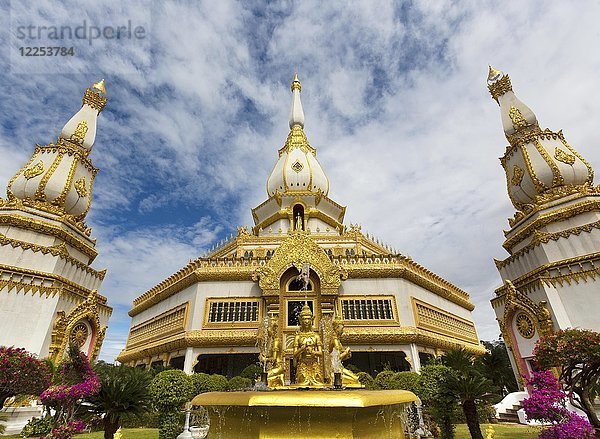 Vergoldeter Springbrunnen vor der 101 m hohen Phra Maha Chedi Chai Mongkhon Pagode  Wat Pha Nam Yoi Tempel  Phuttha-Utthayan Park  Provinz Roi Et  Isan  Nordosten  Thailand  Asien