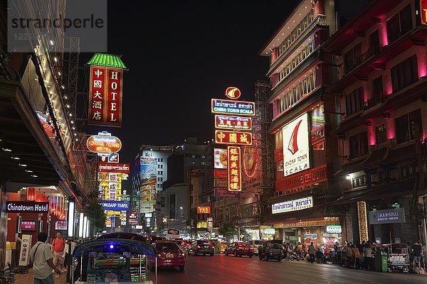 Yaowarat Road bei Nacht  mit Leuchtreklamen  Chinatown  Samphanthawong  Bangkok  Thailand  Asien