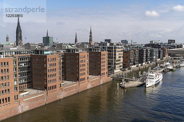 Ansicht der HafenCity mit verschiedenen Kirchtürmen  Hamburg  Deutschland  Europa