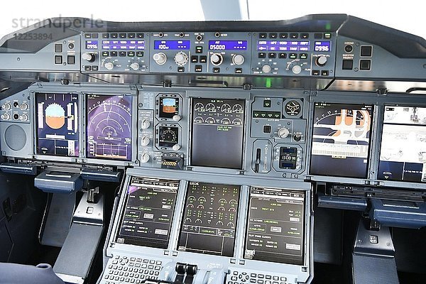 Instrumente  Cockpit  Airbus  A380-800  Lufthansa