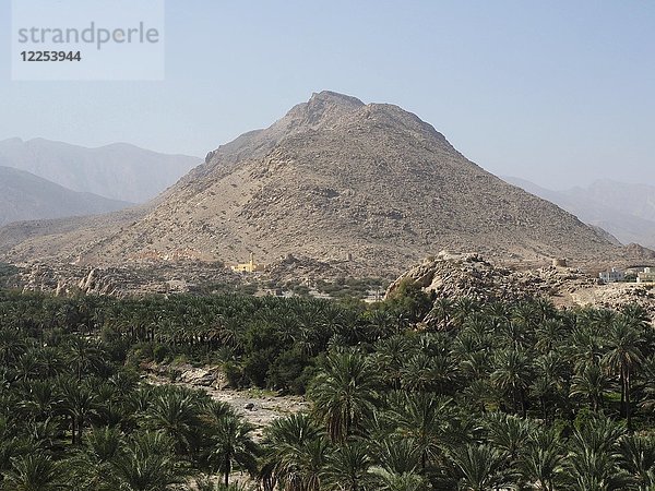 Al-Hadschar-Gebirge  vor Palmenoase  Blick von der Festung Nakhl  Nakhl  Oman  Asien