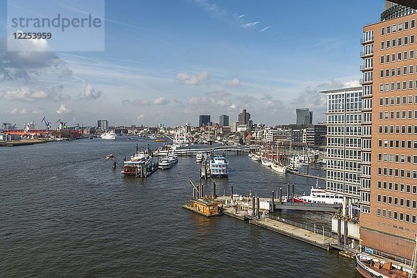 Hafen und St. Pauli Landungsbrücken  Hamburg  Deutschland  Europa