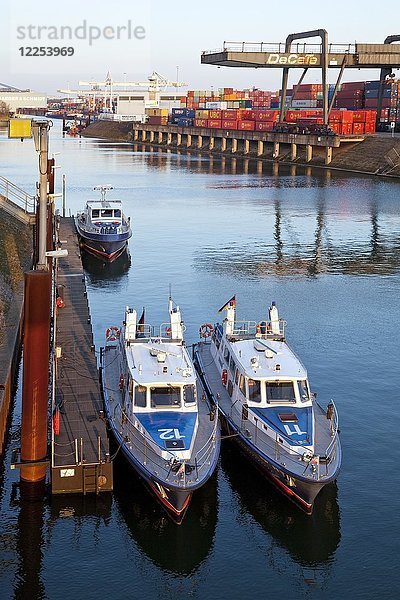 Vincke-Kanal mit Containerverladebrücke im größten Binnenhafen Europas  Duisburg  Ruhrgebiet  Nordrhein-Westfalen