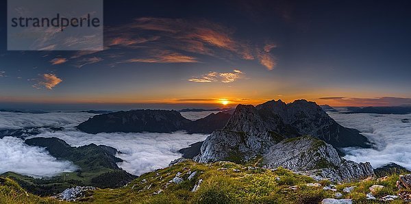 Berggipfel mit Nebelmeer bei Sonnenaufgang  Wilder Kaiser  Scheffau  Tirol  Österreich  Europa