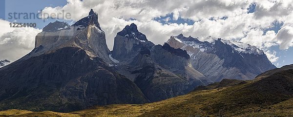 Gebirge Cuernos del Paine im Sonnenlicht  Nationalpark Torres del Paine  Region de Magallanes Antartica  Chile  Südamerika