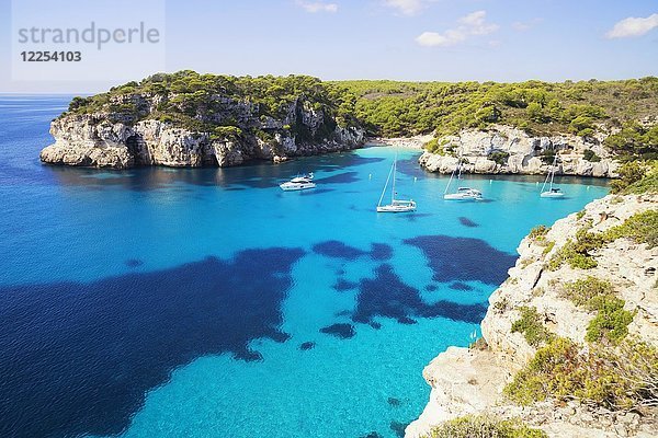 Segelboote vor Anker  Cala Macarelleta  Menorca  Balearische Inseln  Spanien  Europa