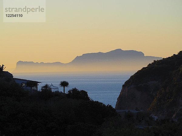 Blick auf die Insel Capri in der Morgendämmerung im Morgennebel  Panza  Ischia  Kalabrien  Italien  Europa
