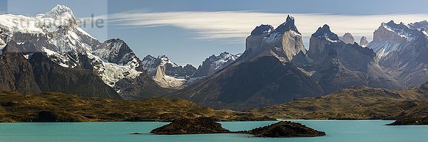 Bergmassiv Cuernos del Paine bei Sonnenaufgang  türkisfarbener Gletschersee Lago Pehoe  Nationalpark Torres del Paine  Chile  Südamerika