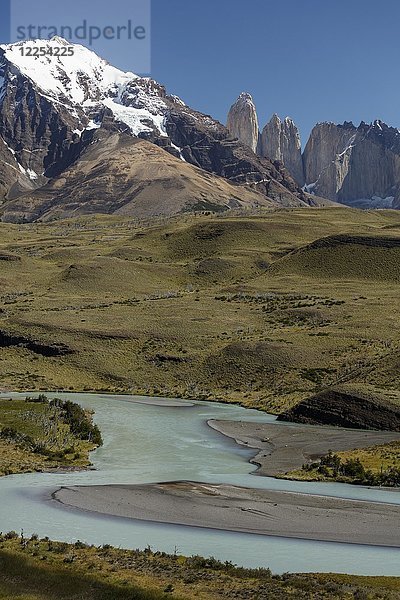 Schneebedeckte Gipfel des Granitgebirges Torres del Paine mit dem Gletscherfluss Rio Paine  Torres del Paine National Park  Region de Magallanes Antartica  Chile  Südamerika