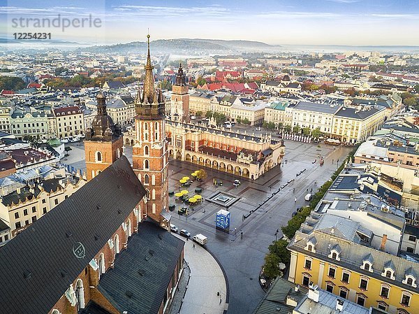 Luftaufnahme des historischen Marktplatzes bei Sonnenaufgang  Krakau  Polen  Europa