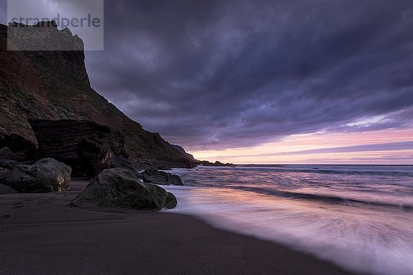 Strand Playa de Almaciga  Felsenküste  Sonnenuntergang  Teneriffa  Kanarische Inseln  Spanien  Europa