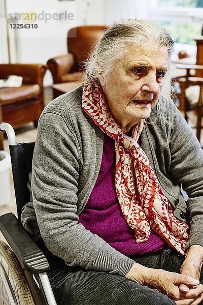 Demenzkranke Seniorin im Rollstuhl allein in ihrem Zimmer in einem Pflegeheim  Köln  Nordrhein-Westfalen  Deutschland  Europa