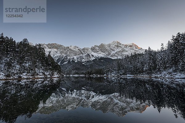 Eibsee im Winter mit schneebedeckter Zugspitze  Sonnenuntergang  Spiegelung  Wettersteingebirge  Oberbayern  Bayern  Deutschland  Europa