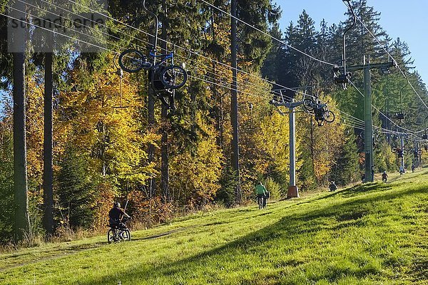 Lift mit Mountainbikern am Geisskopf  bei Bodenmais  Bayerischer Wald  Niederbayern  Bayern  Deutschland  Europa