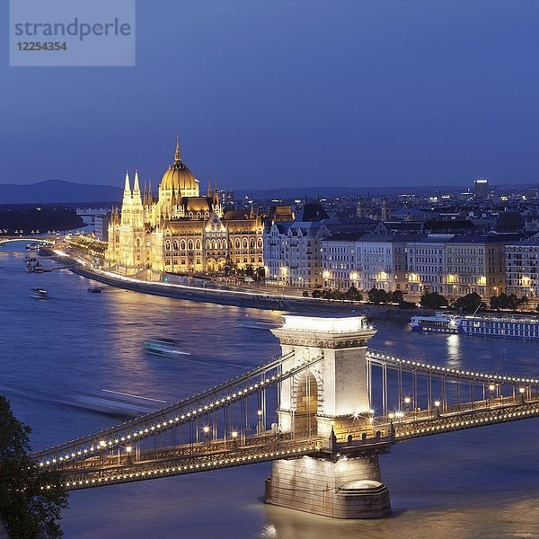 Blick vom Burgberg über die Széchenyi Kettenbrücke auf das Parlament  Donau  Budapest  Ungarn  Europa