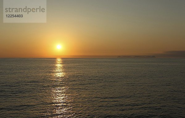 Sonnenuntergang über dem Meer  Lofoten  Norwegen  Europa