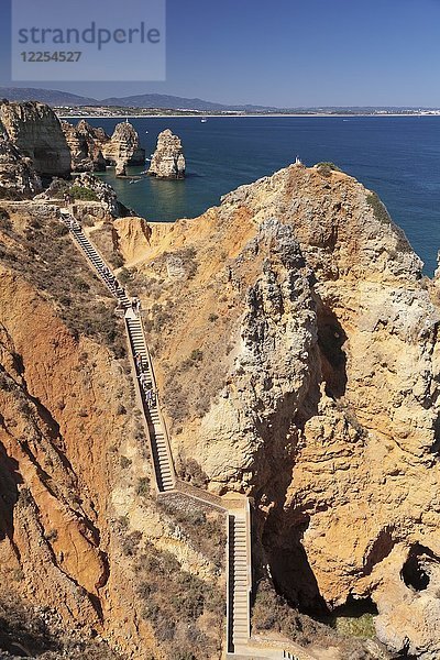 Treppe an der felsigen Küste bei Ponta da Piedade  in der Nähe von Lagos  Algarve  Portugal  Europa