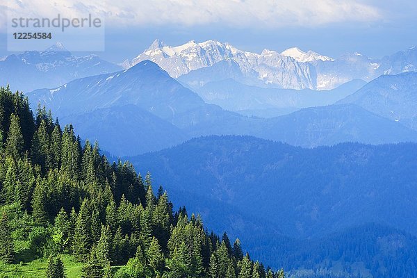 Blick vom Wallberg am Tegernsee ins Karwendelgebirge mit Kaltwasserkar  Birkar und östlicher  mittlerer und westlicher Ödkarspitze  Bayern  Tirol  Deutschland  Österreich  Europa