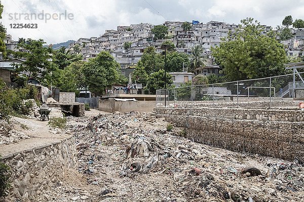 Müll im Flussbett  hinter Armensiedlung auf Hügel  Port-au-Prince  Ouest  Haiti  Mittelamerika