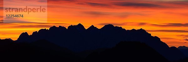 Sonnenaufgang hinter dem Wilden Kaiser  Kaisergebirge  Tirol  Österreich  von Wallberg  Rottach-Egern  Europa