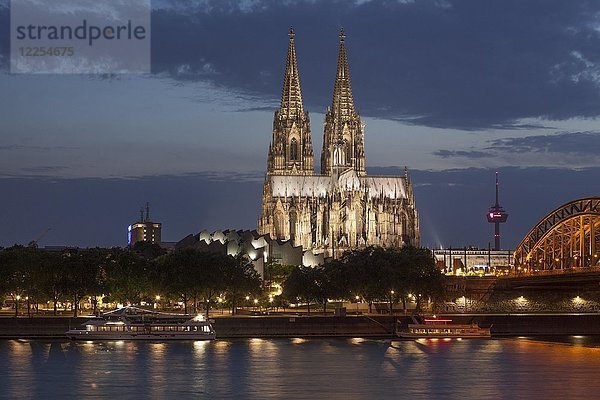 Kölner Dom in der Dämmerung  Köln  Nordrhein-Westfalen  Deutschland  Europa