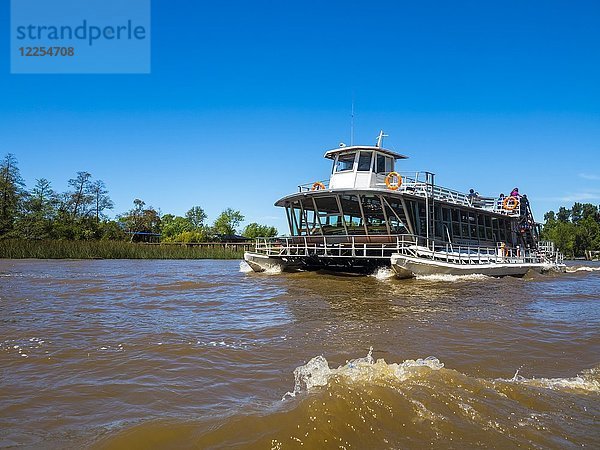 Boot  Paraná-Delta  UNESCO-Biosphärenreservat  Kanal mit Touristenboot  Tigre  Buenos Aires  Argentinien  Südamerika