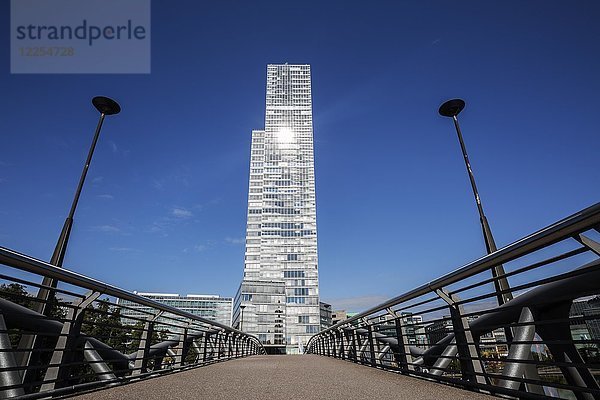 Büroturm KölnTurm im Mediapark  Köln  Rheinland  Nordrhein-Westfalen  Deutschland  Europa