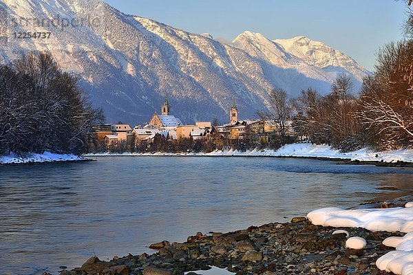 Inn mit Stadtzentrum im Winter  am hinteren Stanser-Joch und Rofangebirge  Schwaz  Tirol  Österreich  Europa
