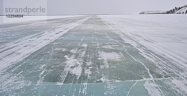 Geräumte Eisstraße  Ice Road  auf dem Mackenzie River  Inuvik  Nordwest-Territorien  Kanada  Nordamerika