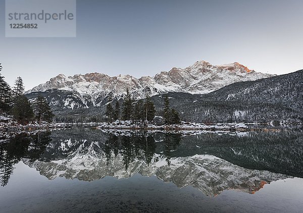 Eibsee im Winter mit schneebedeckter Zugspitze  Sonnenuntergang  Spiegelung  Wettersteingebirge  Oberbayern  Bayern  Deutschland  Europa