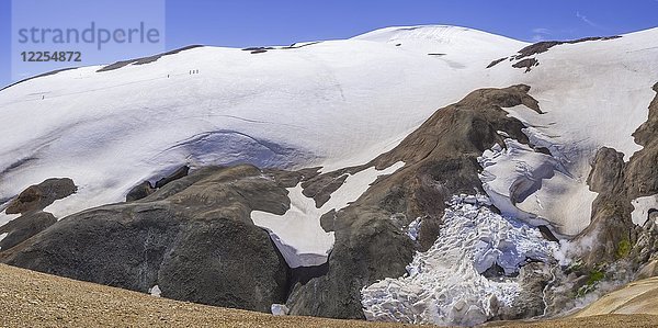 Wanderer oberhalb der thermischen Zone von Hveradalir  Kerlingarfjöll  Suðurland  Island  Europa