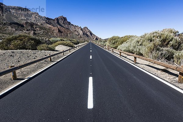 Straße durch vulkanische Landschaft  Teide-Nationalpark  Teneriffa  Kanarische Inseln  Spanien  Europa