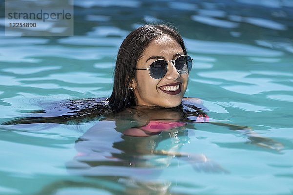 Junge Frau lächelnd im Schwimmbad