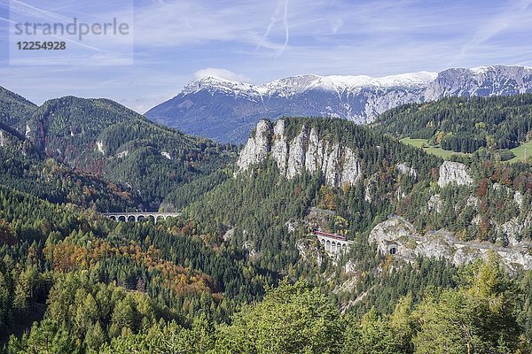 20 Schilling Blick mit Kalte Rinne Viadukt Pollereswand Krauselklauseviadukt Raxmassiv mit Heukuppe  Semmeringbahn  Aussichtspunkt 20 Schilling Blick  Niederösterreich  Österreich  Europa