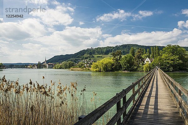 Holzbrücke über den Rhein zur Klosterinsel Werd  Stein am Rhein  Kanton Schaffhausen  Schweiz  Europa