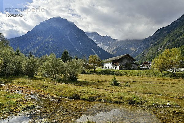 Bauernhaus im Obernbergtal  dahinter der Obernberger Tribulaun  Obernberg  Tirol  Österreich  Europa