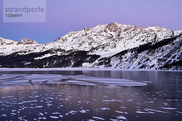 Gefrorener Silsersee im Winter  Piz Murtèl  Piz Corvatsch  Maloja  Oberengadin  Kanton Graubünden  Schweiz  Europa