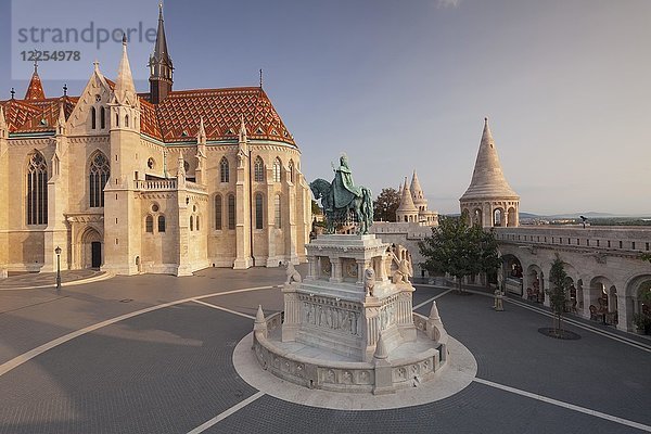 Bild von König Stephan I. mit Matthäuskirche  Fischerbastei  Buda  Budapest  Ungarn  Europa
