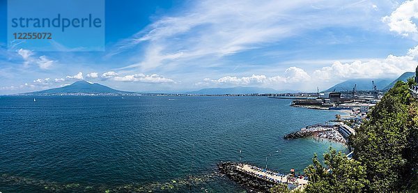 Blick von Castellammare de Stabia über den Golf von Neapel  hinter dem Vesuv  Neapel  Kampanien  Italien  Europa