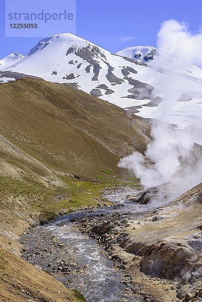 Bach mit Dampfquelle hinter Fannborg und Snækollur  Thermalgebiet Hveradalir  Kerlingarfjöll  Suðurland  Island  Europa