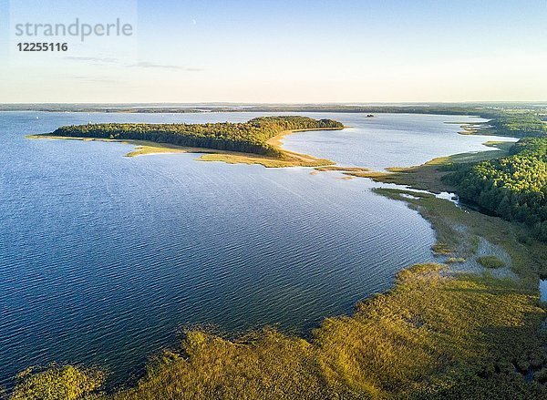 Luftaufnahme der Insel Upalty bei Sonnenuntergang in Mamerki  Bezirk Masuren See  Polen  Europa