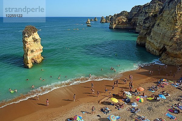 Viele Badegäste  Sonnenschirme  Strand Praia Dona Ana  Lagos  Algarve  Portugal  Europa