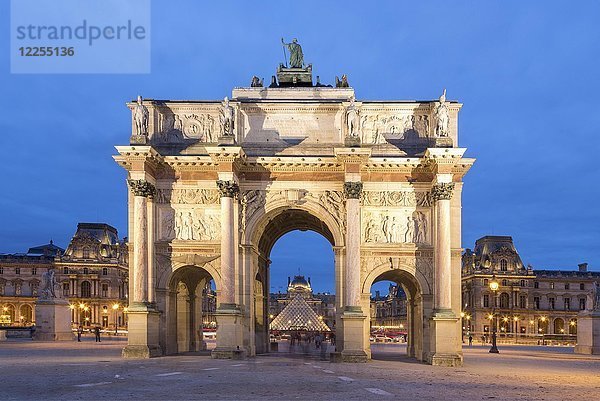 Arc de Triomphe du Carrousel  kleiner Triumphbogen in der Abenddämmerung  hinter Louvre  Tuilery-Garten  Paris  Frankreich  Europa