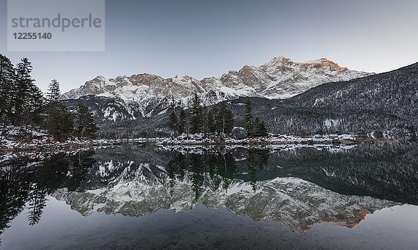 Eibsee im Winter mit schneebedeckter Zugspitze  Sonnenuntergang  Spiegelung  Wettersteingebirge  Oberbayern  Bayern  Deutschland  Europa