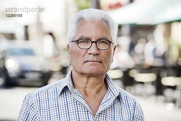 Grauhaariger Senior mit Migrationshintergrund  gebürtiger Italiener  Portrait  Köln  Nordrhein-Westfalen  Deutschland  Europa