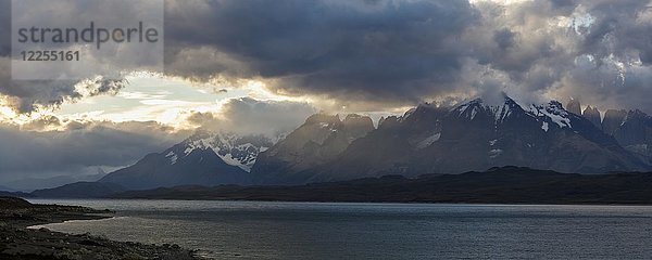 Gletschersee Sarmiento de Gamboa mit der Berggruppe Cordillera del Paine im Abendlicht  Nationalpark Torres del Paine  Region de Magallanes Antartica  Chile  Südamerika