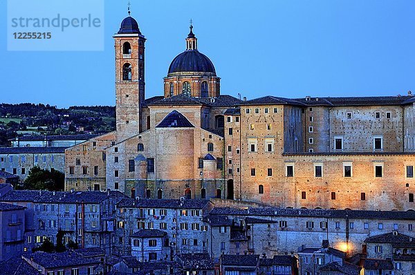 Dom und Palazzo Ducale der historischen Stadt Urbino in der Abenddämmerung  Region Marken  Italien  Europa